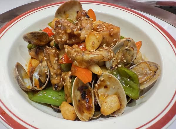 火爆花甲蛙Spicy Stir-fried Clams and Bullfrog